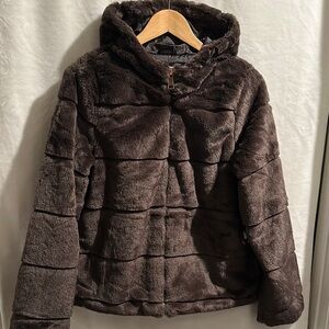 NWT CISONO Faux Fur Chocolate Brown Zip Down Winter Jacket w/ two Front pockets.